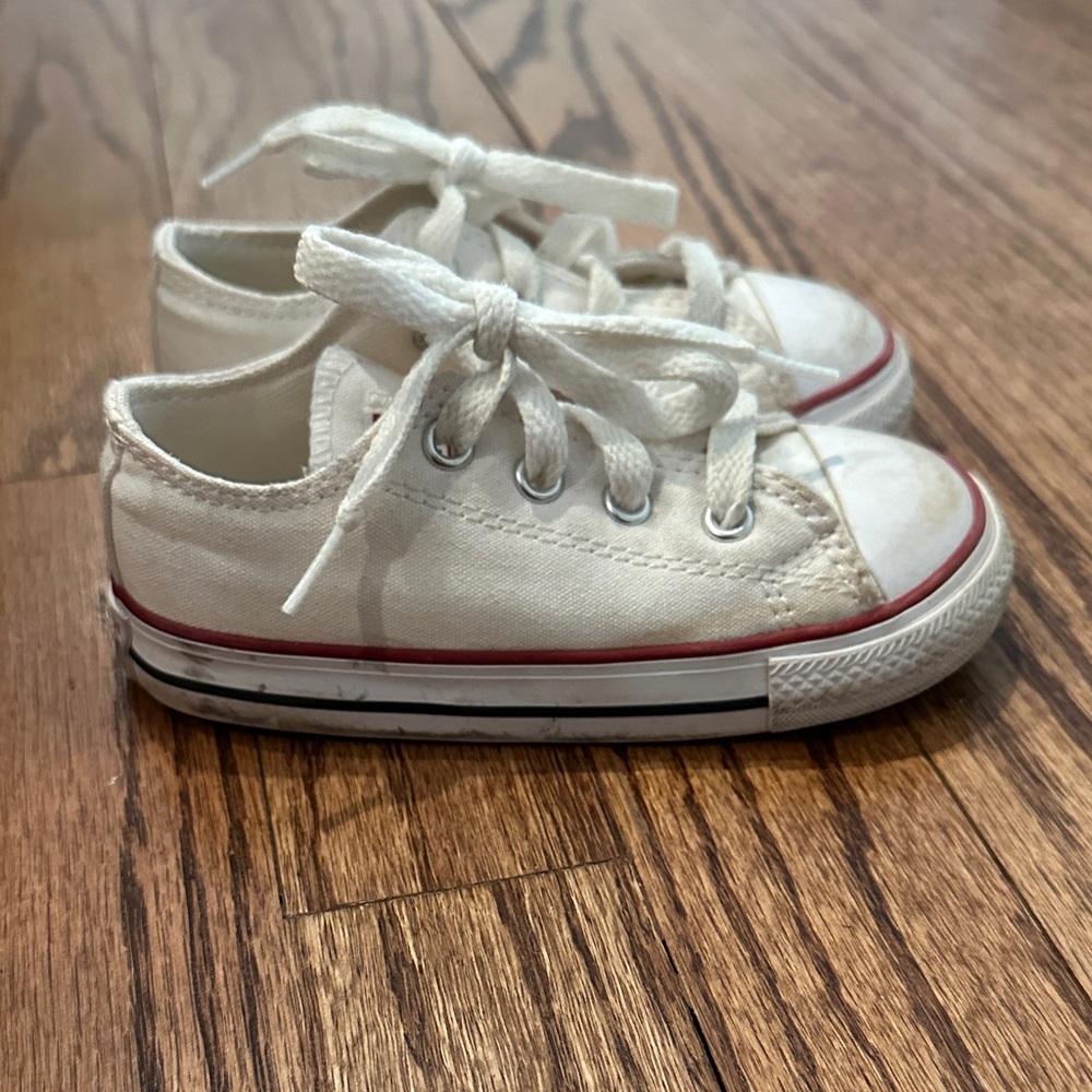 Converse Kids Low-Top Canvas Sneakers in Cream with Red Trim